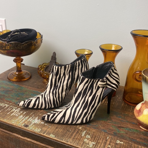 🦓🦓🦓 Zebra Print boots that I never wore size 8. 4-5 inch heels BRAND NEW - Picture 2 of 13